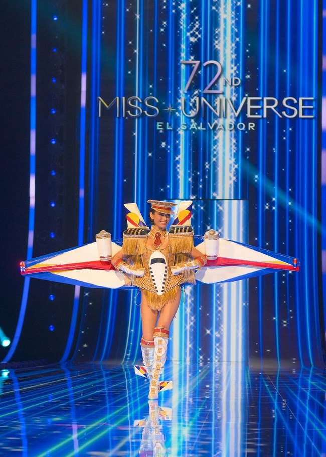 Kontestan yang masuk Top 10 Miss Universe 2023 ini mengenakan sayap mirip pesawat yang diubah menjadi mural rumit yang menampilkan berbagai aspek budaya Filipina. Di tengah mural tersebut terdapat slogan Departemen Pariwisata, ‘Love the Philippines.’ Foto: Instagram/@missuniverse @michelledee