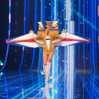 Kontestan yang masuk Top 10 Miss Universe 2023 ini mengenakan sayap mirip pesawat yang diubah menjadi mural rumit yang menampilkan berbagai aspek budaya Filipina. Di tengah mural tersebut terdapat slogan Departemen Pariwisata, ‘Love the Philippines.’ Foto: Instagram/@missuniverse @michelledee