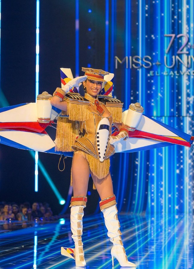 Kostum nasional yang dikenakan Michelle Dee merupakan penghormatan atas perannya sebagai Serdadu Pasukan Cadangan Angkatan Udara dan upayanya untuk mempromosikan industri pariwisata Filipina. Foto: Instagram/@missuniverse @michelledee