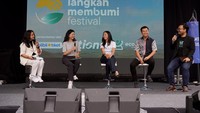 (ki-ka): Chintya Dian Astuti, Wakil Ketua Komite Tetap Perencanaan dan Evaluasi Pengendalian DAS, Hutan Lindung dan Mangrove KADIN Indonesia; Lisa Widodo, COO & Co-Founder Blibli; Widya Purwanti, Ketua Pokja Transformasi Digital Kementerian Pariwisata dan Ekonomi Kreatif RI; Heka Hertanto, Ketua Umum Yayasan Artha Graha Peduli; Dudi Arisandi, Chief of People tiket.com; Jemmy Chayadi, Director of Strategy & Sustainable Development Djarum Foundation; Libbis Sujessy, VP Sustainability TBS Energi Utama; dan Bijaksana Junerosano, Founder Ecoxyztem dalam peresmian Langkah Membumi Festival 2023