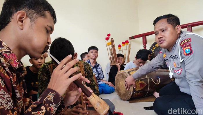 Luhur saat mengajari anak-anak tunanetra bermain gamelan Reog.