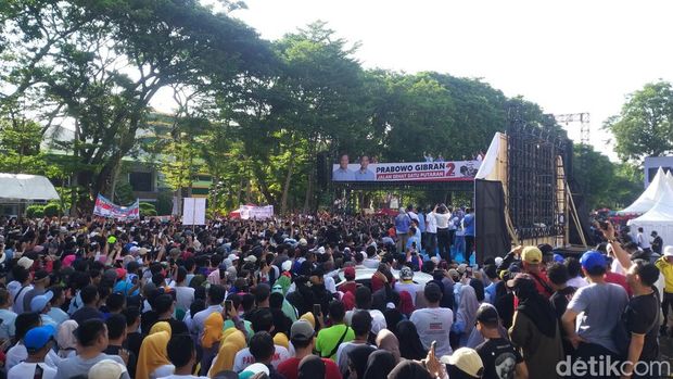 Calon Wakil Presiden (cawapres) nomor urut 2 Gibran Rakabuming Raka menghadiri Jalan Sehat di Makassar, Sulawesi Selatan (Sulsel).