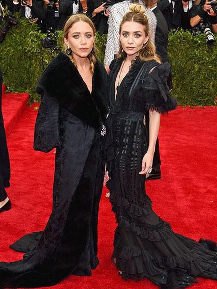 Mary-Kate dan Ashley Olsen.