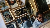 Ada juga terdapat makam para ulama besar Islam. Kompleks makam ini menjadi destinasi wisata religi yang menarik untuk dikunjungi. Mukhsin bin Salam Alatas, penjaga komplek makam Kramat Jati, mengatakan bahwa ada 10 makam habib dan 11 makam keturunannya di kompleks tersebut.