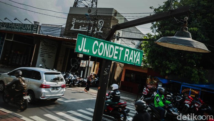 Memasuki jalan raya Condet kita seolah berada di Timur Tengah. Yups, Kampung betawi ini sangat kental dengan rasa Arab di dalamnya.
