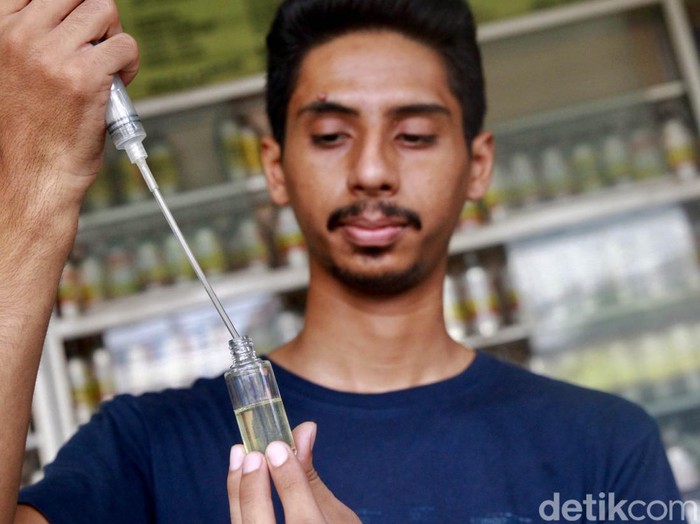 Memasuki jalan raya Condet kita seolah berada di Timur Tengah. Yups, Kampung betawi ini sangat kental dengan rasa Arab di dalamnya.