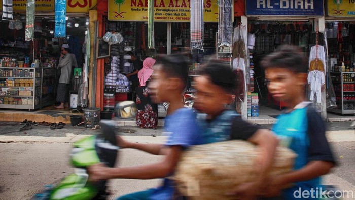 Melihat Timur Tengah di Kampung Arab Condet Memasuki jalan raya Condet kita seolah berada di Timur Tengah. Yups, Kampung betawi ini sangat kental dengan rasa Arab di dalamnya.
