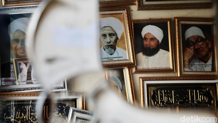 Melihat Timur Tengah di Kampung Arab Condet Memasuki jalan raya Condet kita seolah berada di Timur Tengah. Yups, Kampung betawi ini sangat kental dengan rasa Arab di dalamnya.