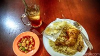 Ada juga yang menjual beragam makanan khas Timur Tengah seperti ini. Beberapa negara di Timur Tengah, seperti Arab Saudi, Yordania, Yaman, hingga Mesir di Afrika Utara, menjadi tujuan bagi para calon Tenaga Kerja Indonesia (TKI) itu, juga sejumlah negara tetangga seperti, Malaysia, Singapura, dan Brunei Darussalam.