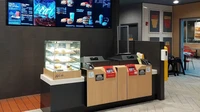 Kini McD menghadirkan sentuhan modern lewat papan menu yang berupa layar elektronik ini. Terlihat McD tetap menawarkan menu andalan, burger dan kentang goreng. Foto: NY Post