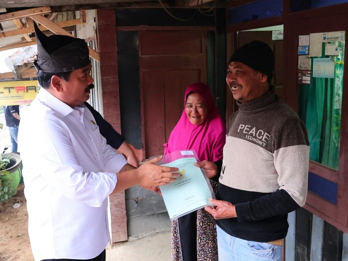 Menteri ATR/BPN Hadi Tjahjanto menyerahkan sertifikat ke masyarakat Desa Jurang Kuali/Dok. Kementerian ATR/BPN