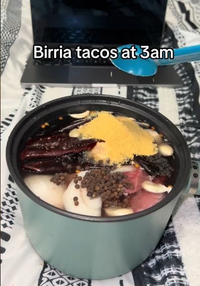 Nyentrik! 5 Orang Ini Hobi Masak dengan Gaya Tak Biasa