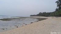 Meski pantai Karapyak tidak bisa untuk berenang, namun pesonanya tetap indah untuk dinikmati (Foto: Aldi Nur Fadillah/detikJabar).