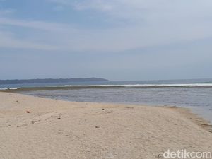 Pesona Pasir Putih di Pantai Karapyak Pangandaran