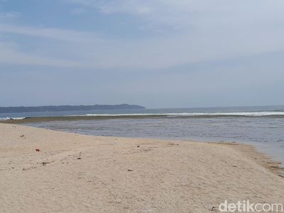 Pesona Pasir Putih di Pantai Karapyak Pangandaran