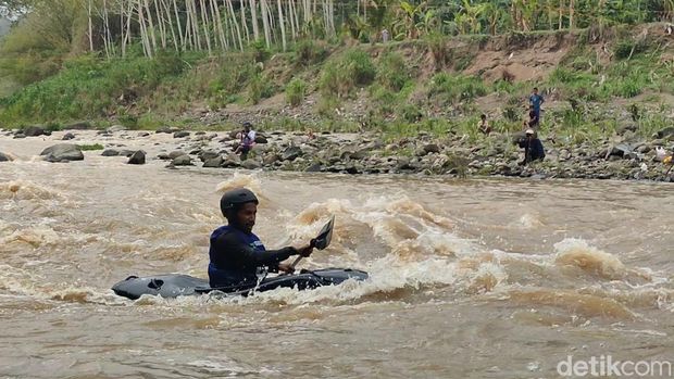 Para atlet Arung Jeram saat tampil dalam Arung Progo Festival 2023 di Kulon Progo, Kapanewon Kalibawang, Kulon Progo, Sabtu (25/11/2023).