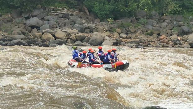 Para atlet Arung Jeram saat tampil dalam Arung Progo Festival 2023 di Kulon Progo, Kapanewon Kalibawang, Kulon Progo, Sabtu (25/11/2023).