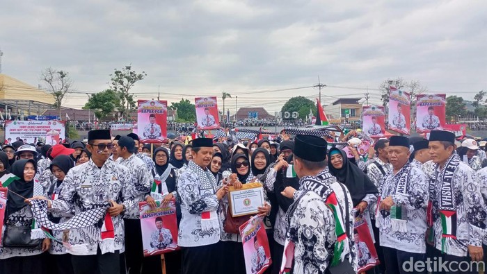 Para guru di Majalengka memperingati Hari Guru Nasional sekaligus aksi bela Palestina pada Sabtu (25/11/2023).