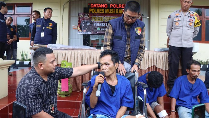 Pelaku Arfan saat diinterogasi polisi. Arfan bersama rekannya merampok satu keluarga serta memperkosa satu korban.