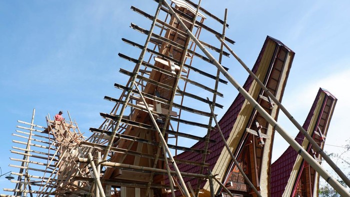 Pekerja menyelesaikan pembuatan lumbung padi atau alang di Toraja Utara, Sulawesi Selatan, Sabtu (25/11/2023). Pembangunan alang yang merupakan simbol kemakmuran bagi masyakarat Toraja  tersebut membutuhkan biaya sedikitnya Rp80 juta dan waktu pengerjaannya sekitar enam bulan. ANTARA FOTO/Sakti Karuru/aww.