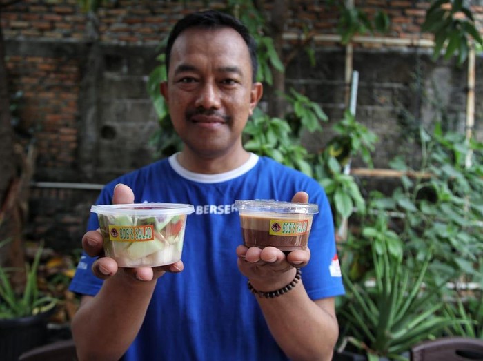 Penjual salad, puding, dan minuman herbal (sinom).