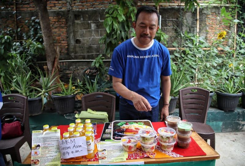 Penjual salad, puding, dan minuman herbal (sinom).