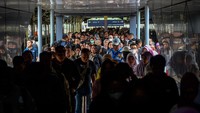 Penumpang Kereta api Argo Parahyangan tiba di Stasiun Bandung, Jawa Barat, Sabtu (25/11/2023).