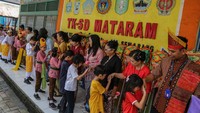 Kegiatan dalam rangka memperingati Hari Guru Nasional (HGN) yang diikuti puluhan siswa tersebut bertujuan untuk mengenalkan lebih dekat profesi sosok pendidik / guru sehingga siswa diharapkan dapat meneladani sifat-sifat kebaikan dan ilmu yang telah diajarkan. ANTARA FOTO/Makna Zaezar