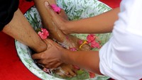 Di Aceh Barat, siswa-siswi membasuh kaki gurunya sebagai tanda penghormatan seusai upacara peringatan Hari Guru Nasional (HGN) 2023 di halaman Madrasah Tsanawiyah Swasta (MTsS) Harapan Bangsa dan Madrasah Ibtidayah Negeri 11 Aceh Barat Desa Kuta Padang, Johan Pahlawan, Aceh Barat, Aceh, Sabtu (25/11/2023). ANTARA FOTO/Syifa Yulinnas