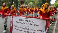 Nah, dari Sidoarjo, Jawa Timur, peringatan Hari Guru digelar meriah lewat karnaval. Karnaval HGN 2023 yang diikuti ribuan guru tingkat Raudhatul Athfal (RA) tersebut mengambil tema Bergerak Bersama, Rayakan Merdeka Belajar. ANTARA FOTO/Umarul Faruq