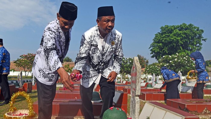 Perayaan aMomen Peringatan Hari Guru di Berbagai Wilayah IndonesiaHari Guru Nasional di Semarang Momen Peringatan Hari Guru di Berbagai Wilayah Indonesia