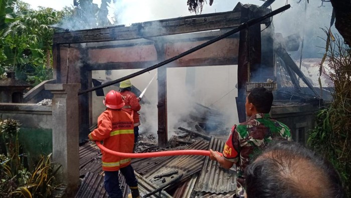 Personel Damkartan Karangasem saat melakukan pemadaman api yang membakar warung sembako di Desa Tribuana, Kecamatan Abang, Karangasem, Sabtu (25/11/2023). (dok. Damkartan Karangasem)