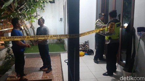 Petugas memasang garis polisi di penginapan lokasi anak menikam ayah kandung di Denpasar, Bali.