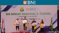 Saifi Rizka Nurhidayah mengalahkan Sarah Daisy Theresia Christina Rambitan untuk naik podium teratas Tunggal Dewasa Putri U-23. Foto: Irawan/detikcom
