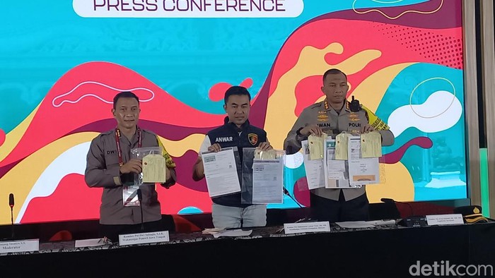 Polisi jumpa pers ungkap kasus tiket palsu Piala Dunia U-17 2023 di Stadion Manahan Solo, Sabtu (25/11/2023).