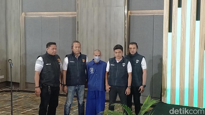 Polisi jumpa pers ungkap kasus tiket palsu Piala Dunia U-17 2023 di Stadion Manahan Solo, Sabtu (25/11/2023).