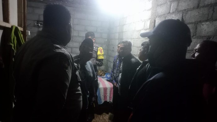 Polisi mendatangi TKP penemuan nenek tewas di Paliyan, Gunungkidul, Jumat (24/11/2023) malam.