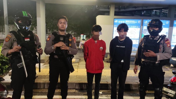 Polisi mengamankan empat orang pemuda di dua lokasi berbeda di kawasan Jakarta Selatan (dok. istimewa)