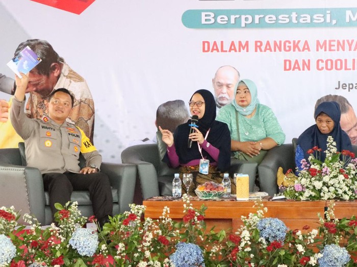 Polres Jepara menggelar acara program peduli bertajuk ‘Polres Jepara Humanis bersama saudara Teristimewa Difabel Beprestasi, Mandiri, dan Pasti Bisa di halaman belakang Mapolres Jepara, Sabtu (25/11/2023).
