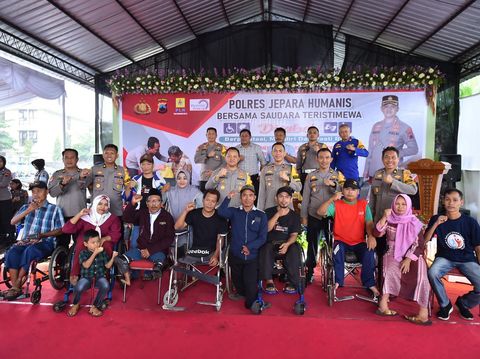 Polres Jepara menggelar acara program peduli bertajuk 'Polres Jepara Humanis bersama saudara Teristimewa Difabel Beprestasi, Mandiri, dan Pasti Bisa' di halaman belakang Mapolres Jepara, Sabtu (25/11/2023).