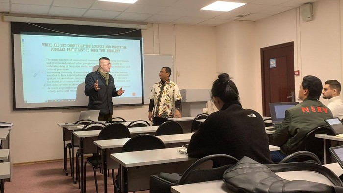 Moskwa (23/11) – Dosen Komunikasi Universitas Pembangunan Veteran Jakarta (UPNVJ) memberikan pengajaran kepada mahasiswa pascasarjana jurusan global jurnalistik, fakultas filologi Universitas RUDN (Peoples' Friendship University of Russia). Aktifitas ini merupakan implementasi kegiatan pertukaran dosen antar kedua kampus yang telah berjalan.