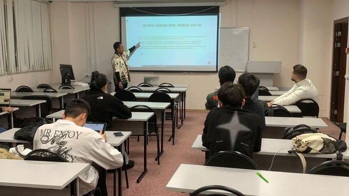 Potret Dosen Komunikasi UPNVJ Mengajar di Universitas RUDN Rusia Moskwa (23/11) β Dosen Komunikasi Universitas Pembangunan Veteran Jakarta (UPNVJ) memberikan pengajaran kepada mahasiswa pascasarjana jurusan global jurnalistik, fakultas filologi Universitas RUDN (Peoples' Friendship University of Russia). Aktifitas ini merupakan implementasi kegiatan pertukaran dosen antar kedua kampus yang telah berjalan.