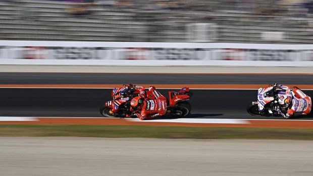 Ducati Spanish rider Jorge Martin (R) and Ducati Italian rider Francesco Bagnaia ride during the second free practice session of the MotoGP Valencia Grand Prix at the Ricardo Tormo racetrack in Cheste, on November 24, 2023. (Photo by JAVIER SORIANO / AFP)