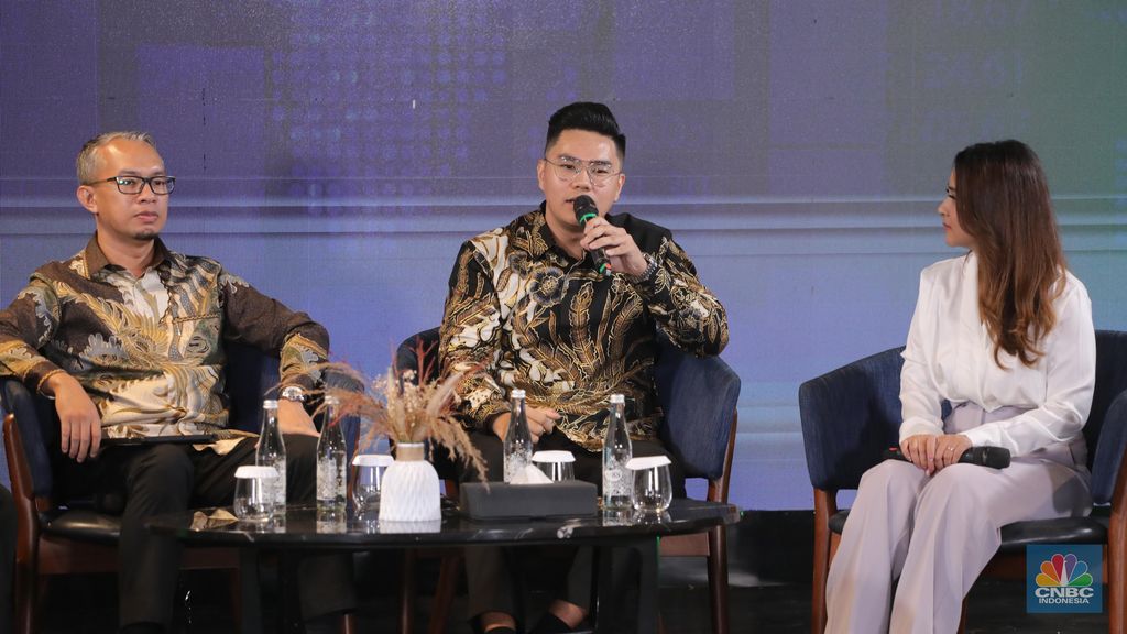 Professional Trader, Dennis SLL memberikan pemaparan dalam acara Kelas Cuan bersama Finex di ALILA SCBD, Jakarta, Sabtu (25/11/2023). (CNBC Indonesia/Faisal Rahman)