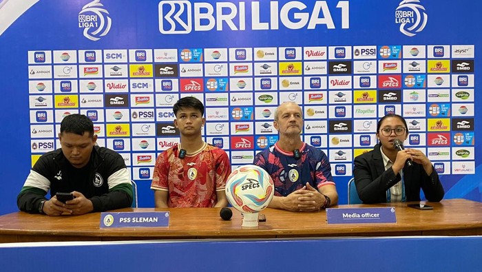 Risto Vidakovic dan Hokky Caraka saat sesi kumpa pers di Stadion Maguwoharjo, Sleman, Sabtu (25/11/2023).