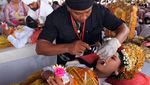 Melihat Lebih Dekat Ritual Potong Gigi Massal di Bali