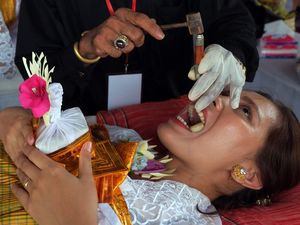 Melihat Lebih Dekat Ritual Potong Gigi Massal di Bali