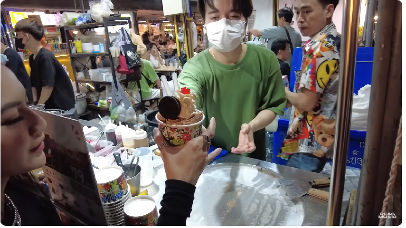 Rizky Febian dan Mahalini kulineran di Bangkok