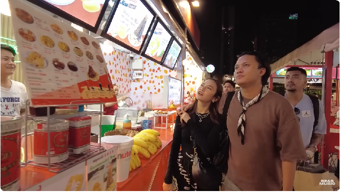 Rizky Febian dan Mahalini kulineran di Bangkok