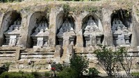 Sebagai destinasi wisata sejarah, Pura Gunung Kawi tentu menyajikan pesona peninggalan arkeologi berupa pahatan candi berukuran raksasa di tebing Sungai Pakerisan. Dinding batu raksasa dipahat menjadi 10 candi yang terbagi dalam 3 gugusan.